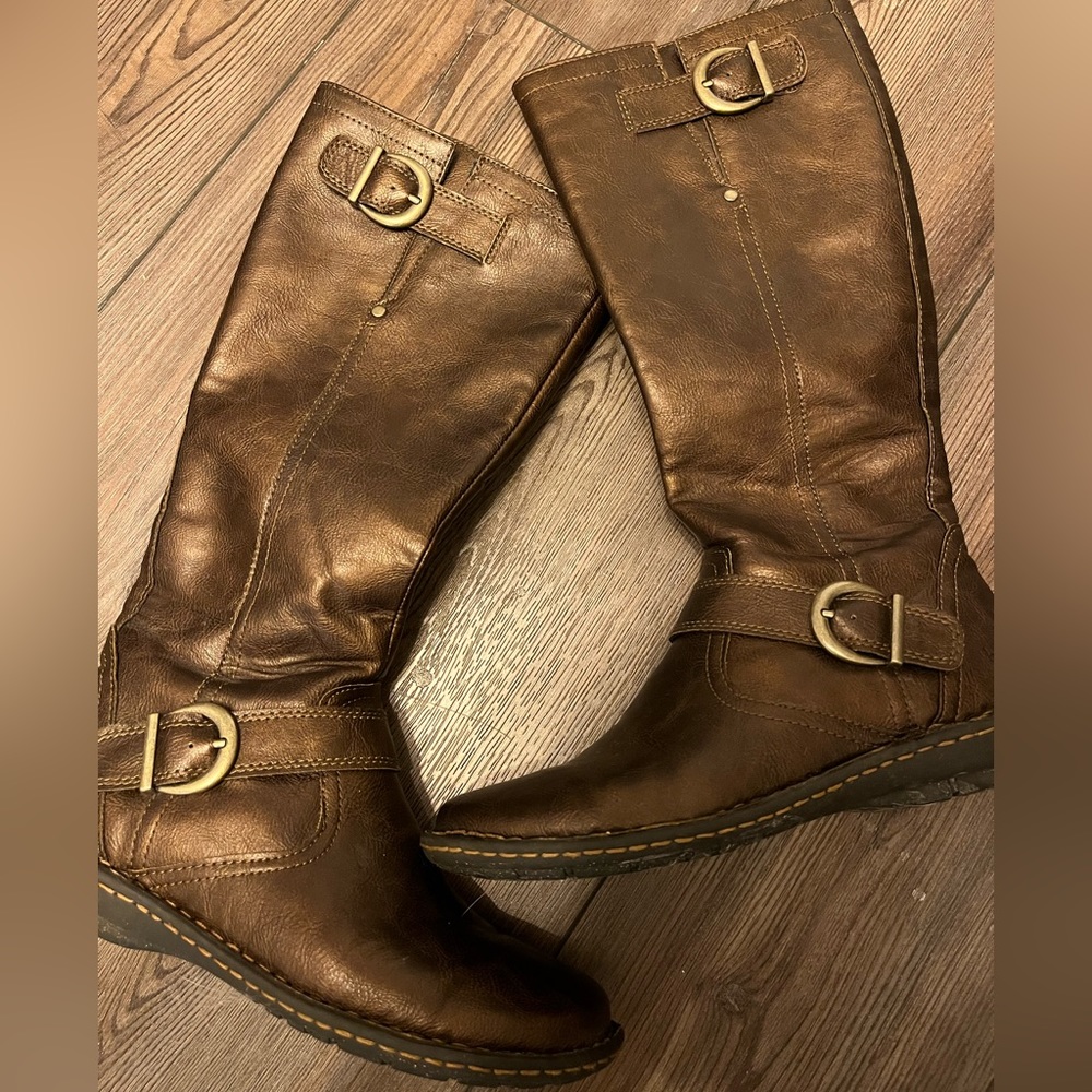 Used like new B.O.C boots, bronze/brown in color! Super comfy!